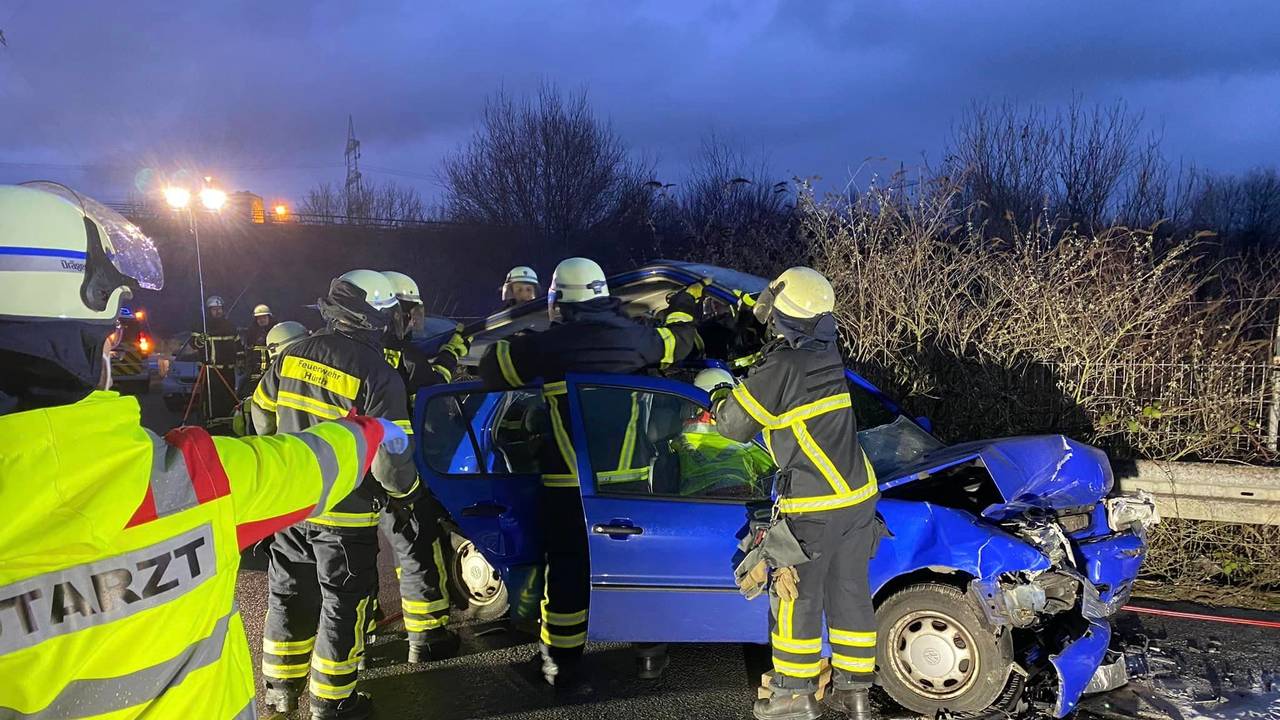 In Hürth-Kalscheuren hat sich ein schwerer Unfall ereignet. Rettungskräfte trennen am Unfallort das Dach eines VW Polos ab, um den Verletzten aus dem Fahrzeug zu holen.