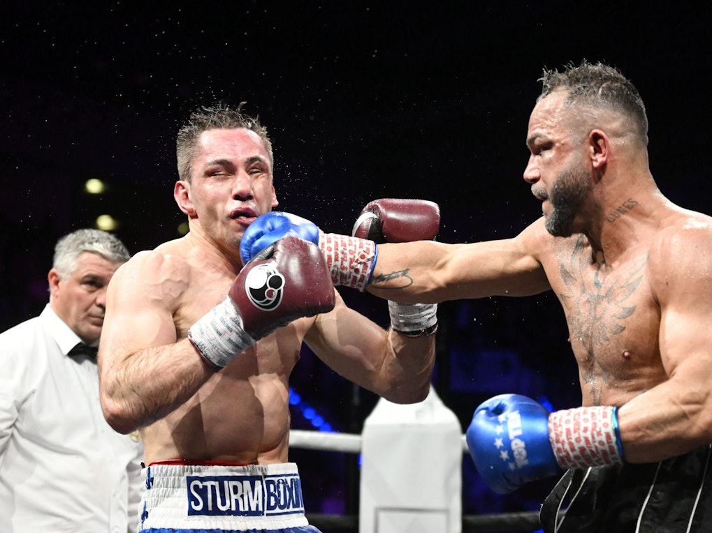 Felix Sturm (l) im Kampf gegen Sükrü Altay aus im Halbschwergewicht.