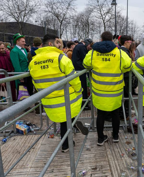 Weiberfastnacht im Kwartier Latäng: Ordner kontrollieren den Zugang zur Zülpicher Straße.
