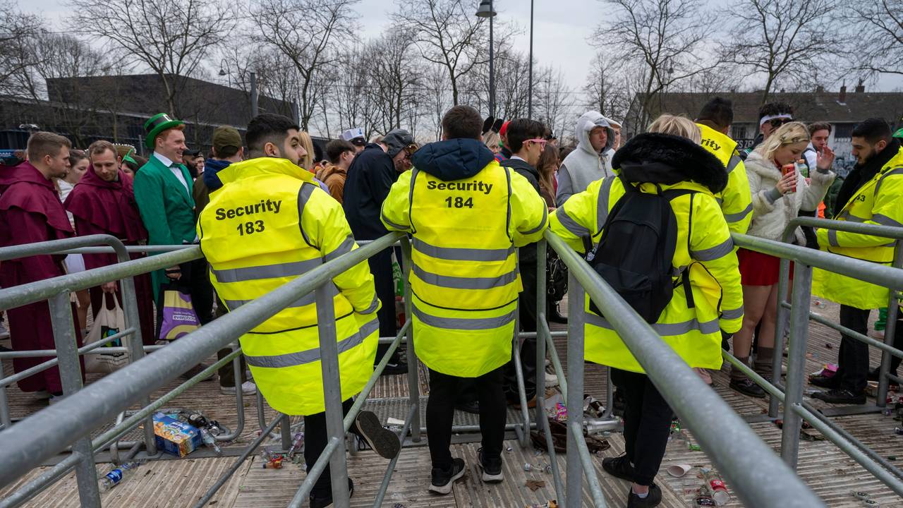 Weiberfastnacht im Kwartier Latäng: Ordner kontrollieren den Zugang zur Zülpicher Straße.
