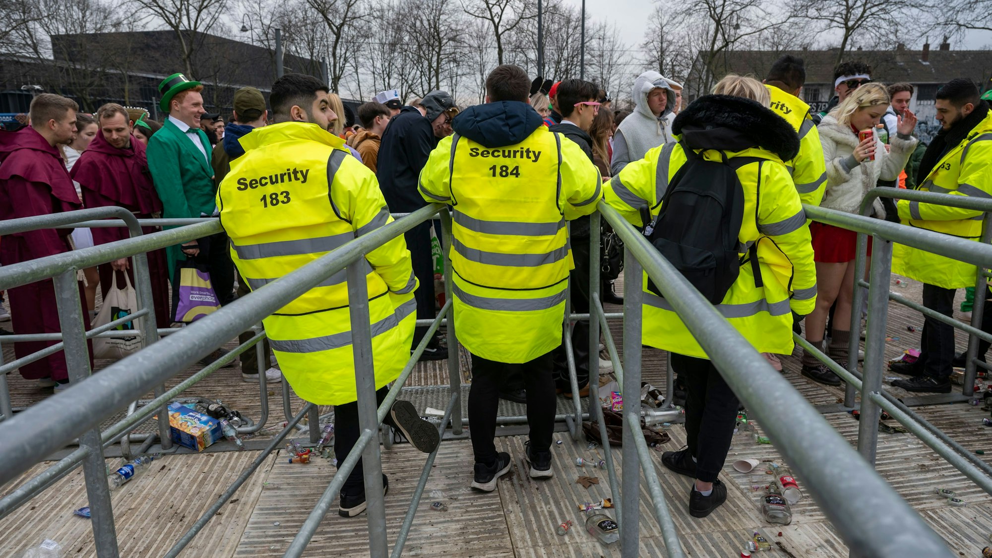 Weiberfastnacht im Kwartier Latäng: Ordner kontrollieren den Zugang zur Zülpicher Straße.