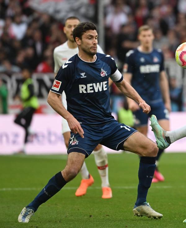 Bundeslig: Kölns Jonas Hector (l) im Zweikampf mit Stuttgarts Silas Katompa Mvumpa.