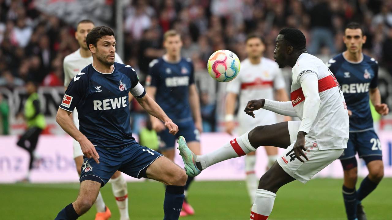 Bundeslig: Kölns Jonas Hector (l) im Zweikampf mit Stuttgarts Silas Katompa Mvumpa.