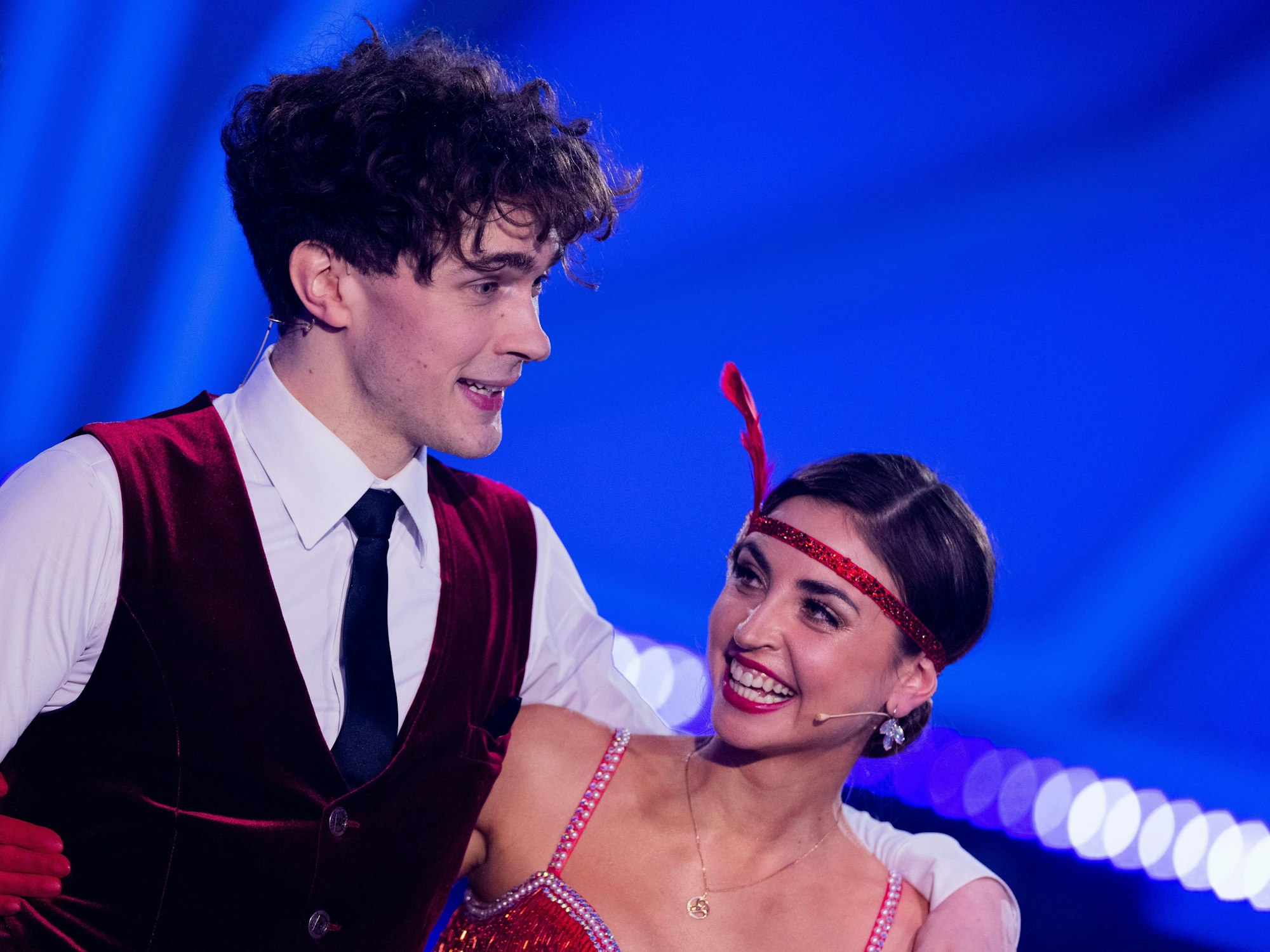 Timon Krause, Mentalist, und Ekaterina Leonova, Profitänzerin, freuen sich bei der Kennenlernshow zu Beginn der 16. Staffel der RTL-Tanzshow "Let's Dance" im Coloneum.