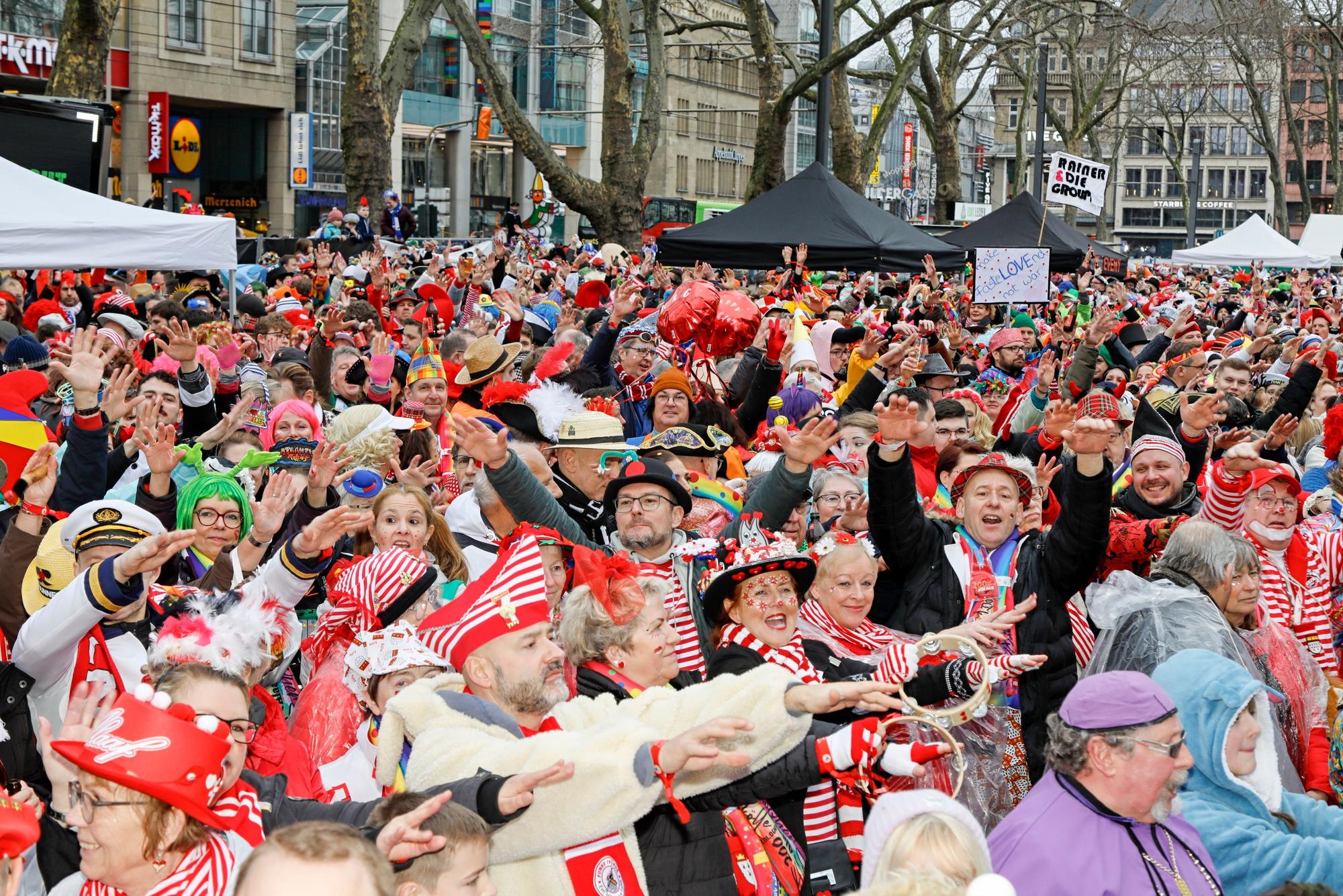 Funken-Biwak am Samstag (18. Februar) auf dem Kölner Neumarkt.