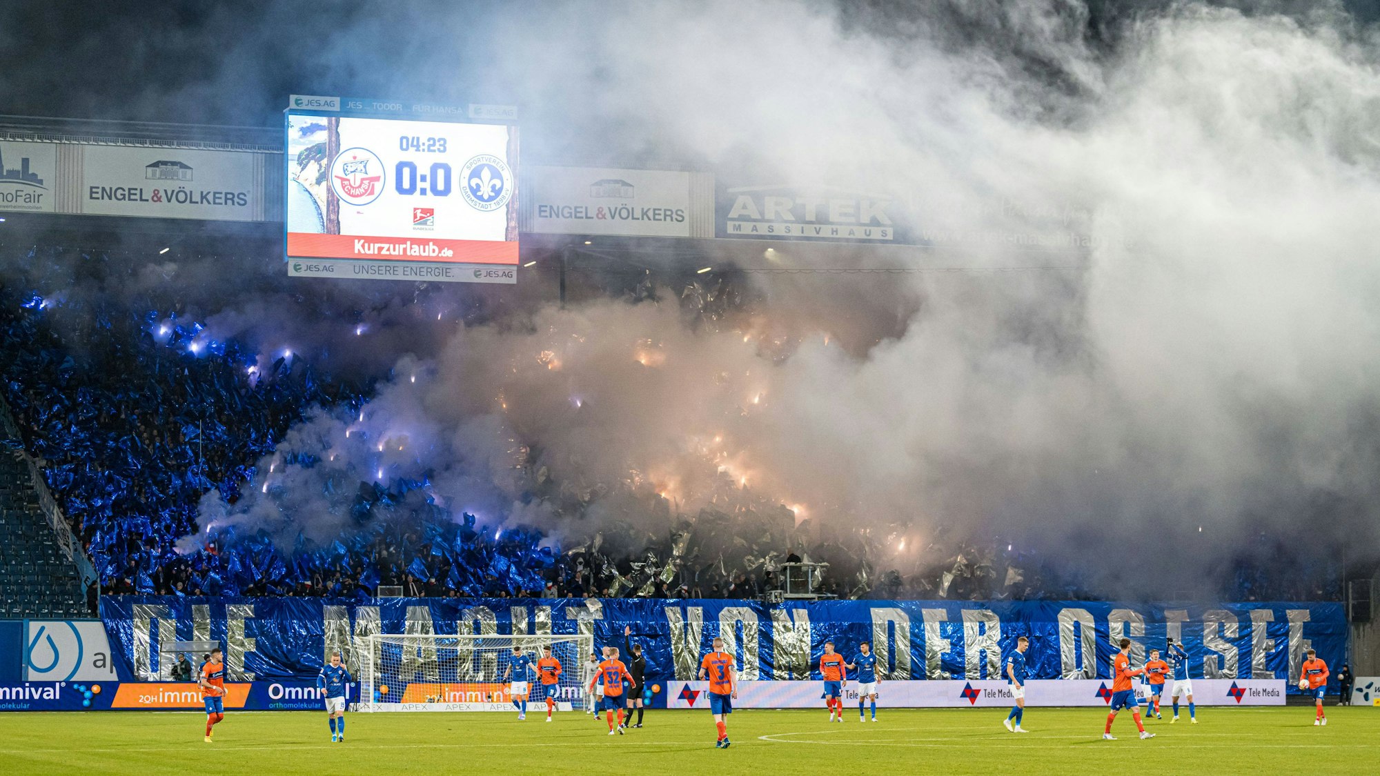 Fackeln und dichter Nebel sorgen beim Zweitliga-Duell zwischen Hansa Rostock und Darmstadt 98 für eine Spielunterbrechung.