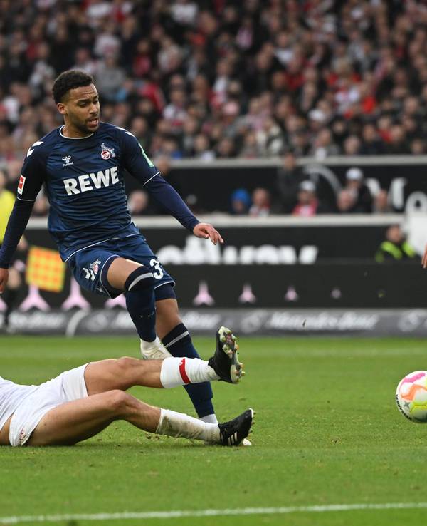 Stuttgarts Borna Sosa (l) im Zweikampf mit Kölns Linton Maina.