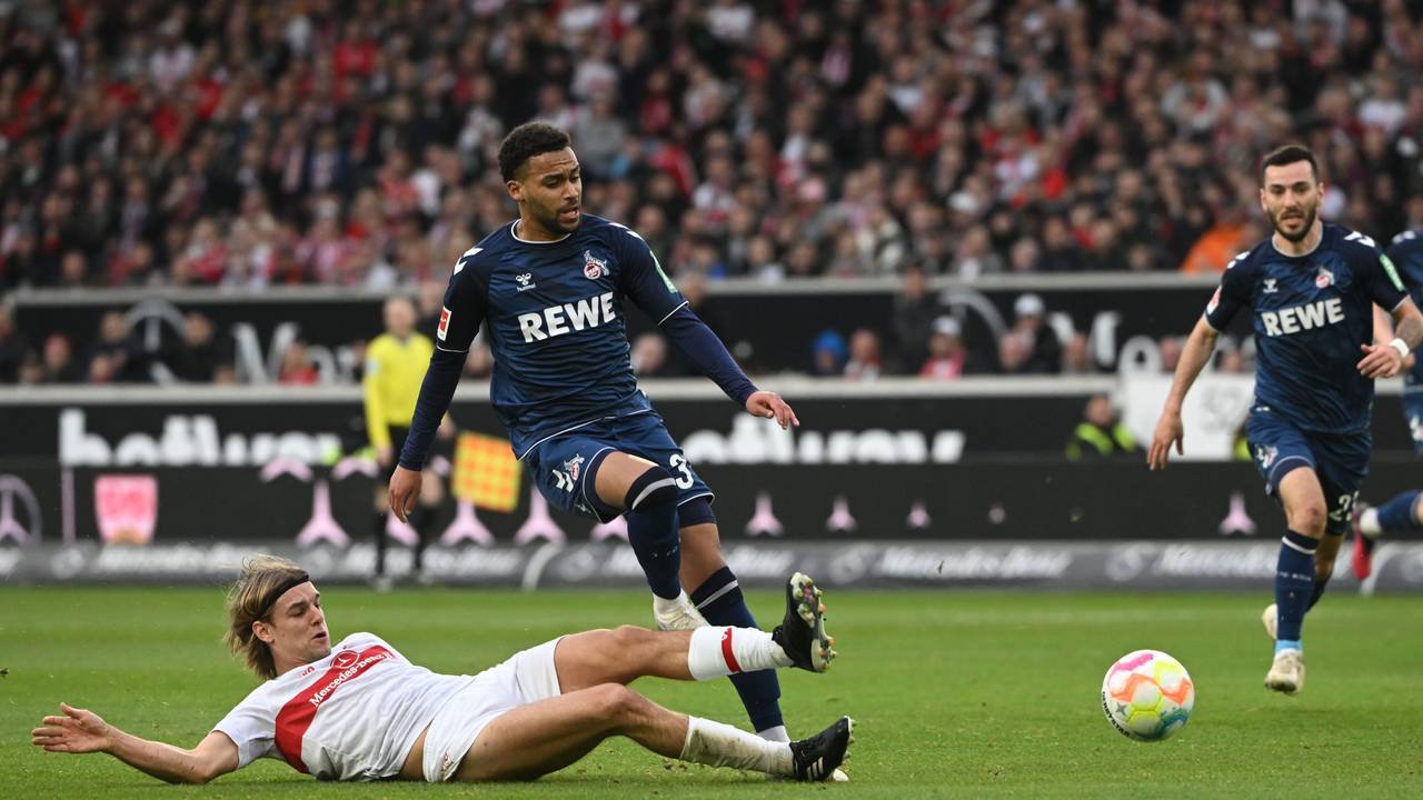 Stuttgarts Borna Sosa (l) im Zweikampf mit Kölns Linton Maina.