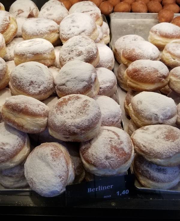Blick in die Auslage einer Bäckerei in Köln-Niehl. Dort werden am 18. Februar 2023 nur klassische Berliner angeboten.