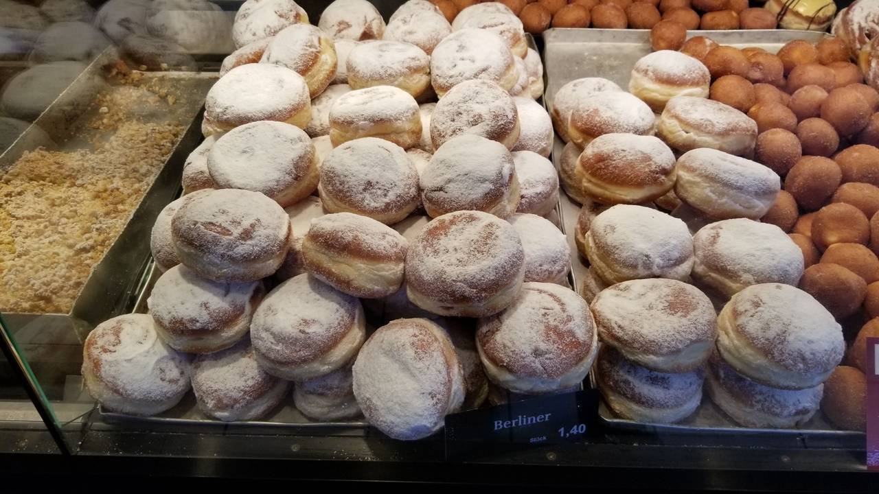 Blick in die Auslage einer Bäckerei in Köln-Niehl. Dort werden am 18. Februar 2023 nur klassische Berliner angeboten.