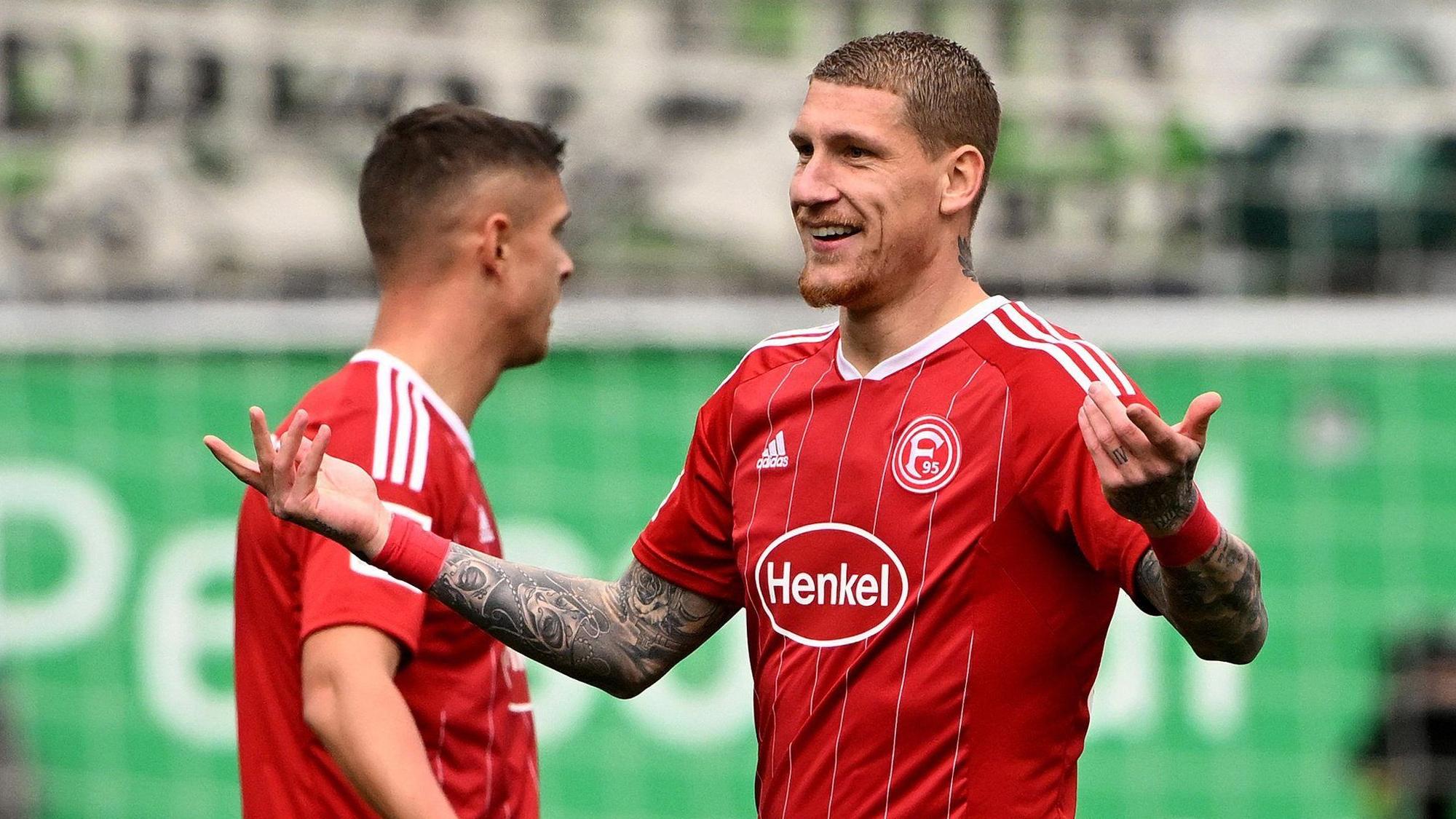Düsseldorfs Jordy de Wijs gestikuliert nach seinem Platzverweis im Spiel bei der SpVgg Greuther Fürth.