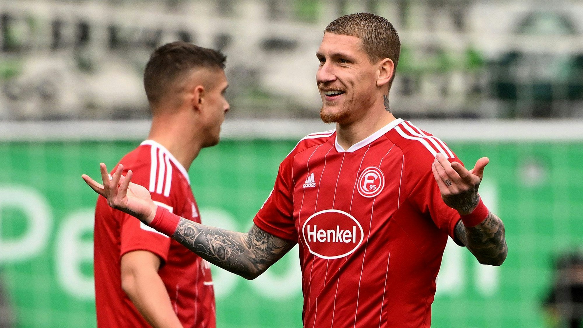 Düsseldorfs Jordy de Wijs gestikuliert nach seinem Platzverweis im Spiel bei der SpVgg Greuther Fürth.