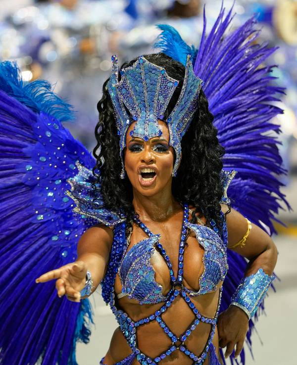 Eine Samba-Tänzerin beim Karneval in Brasilien.