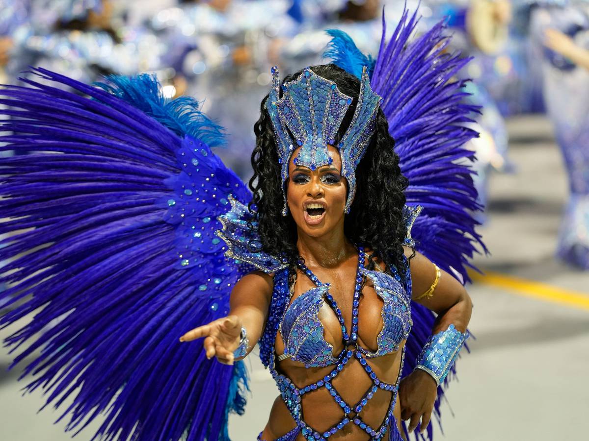Eine Samba-Tänzerin beim Karneval in Brasilien.