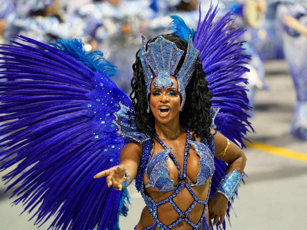 Eine Samba-Tänzerin beim Karneval in Brasilien.