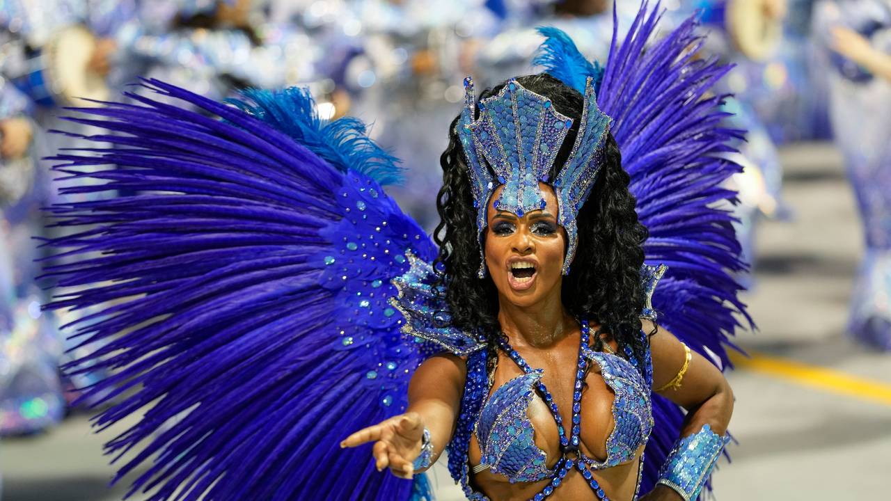 Eine Samba-Tänzerin beim Karneval in Brasilien.