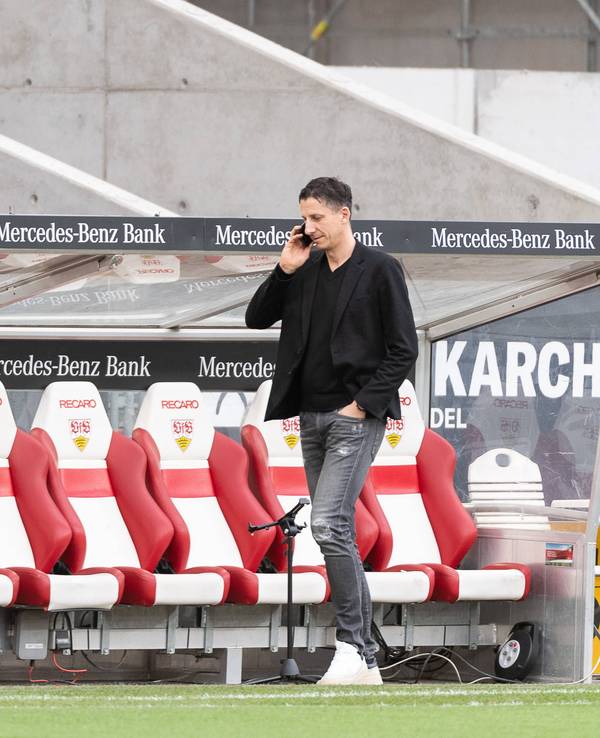 Christian Keller telefoniert vor dem Spiel gegen den VfB Stuttgart.