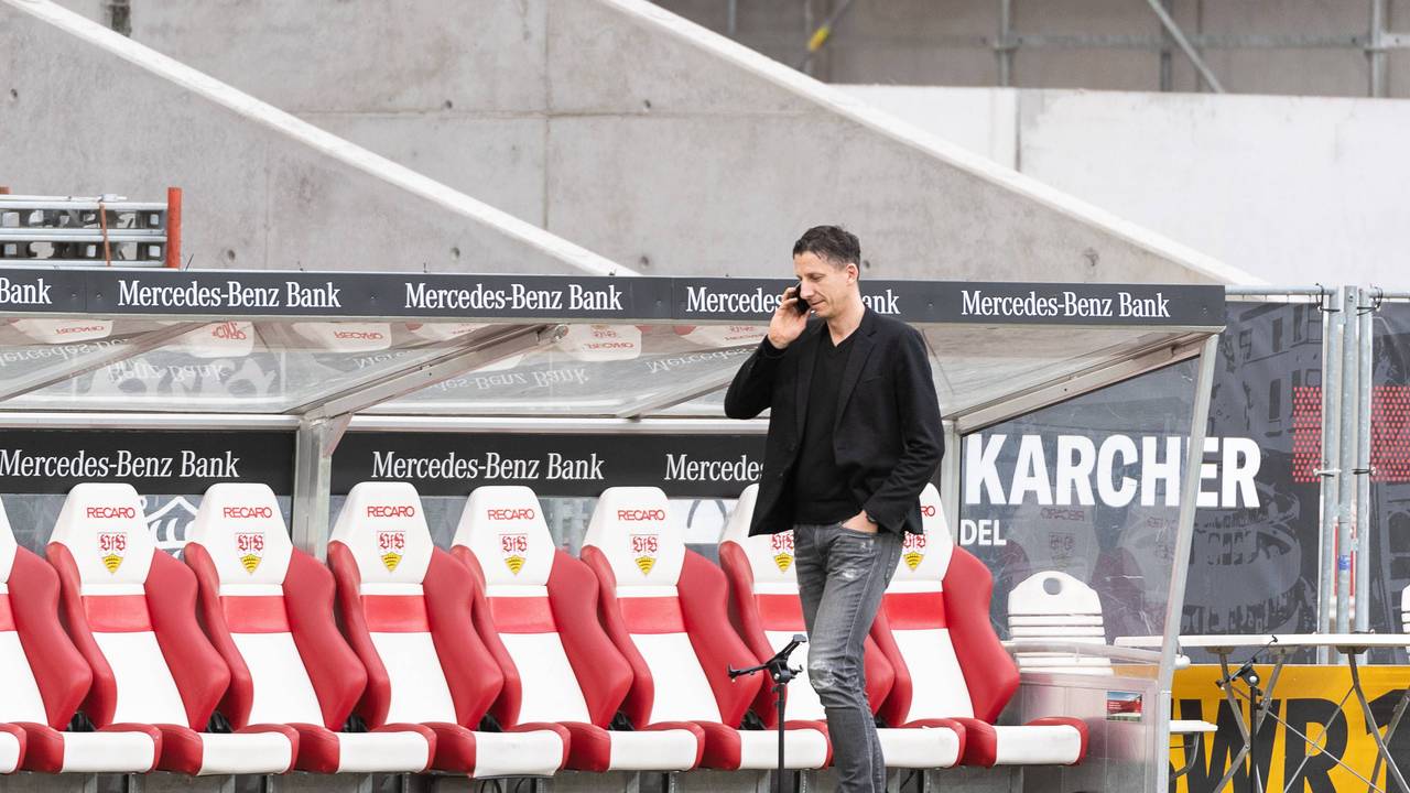 Christian Keller telefoniert vor dem Spiel gegen den VfB Stuttgart.