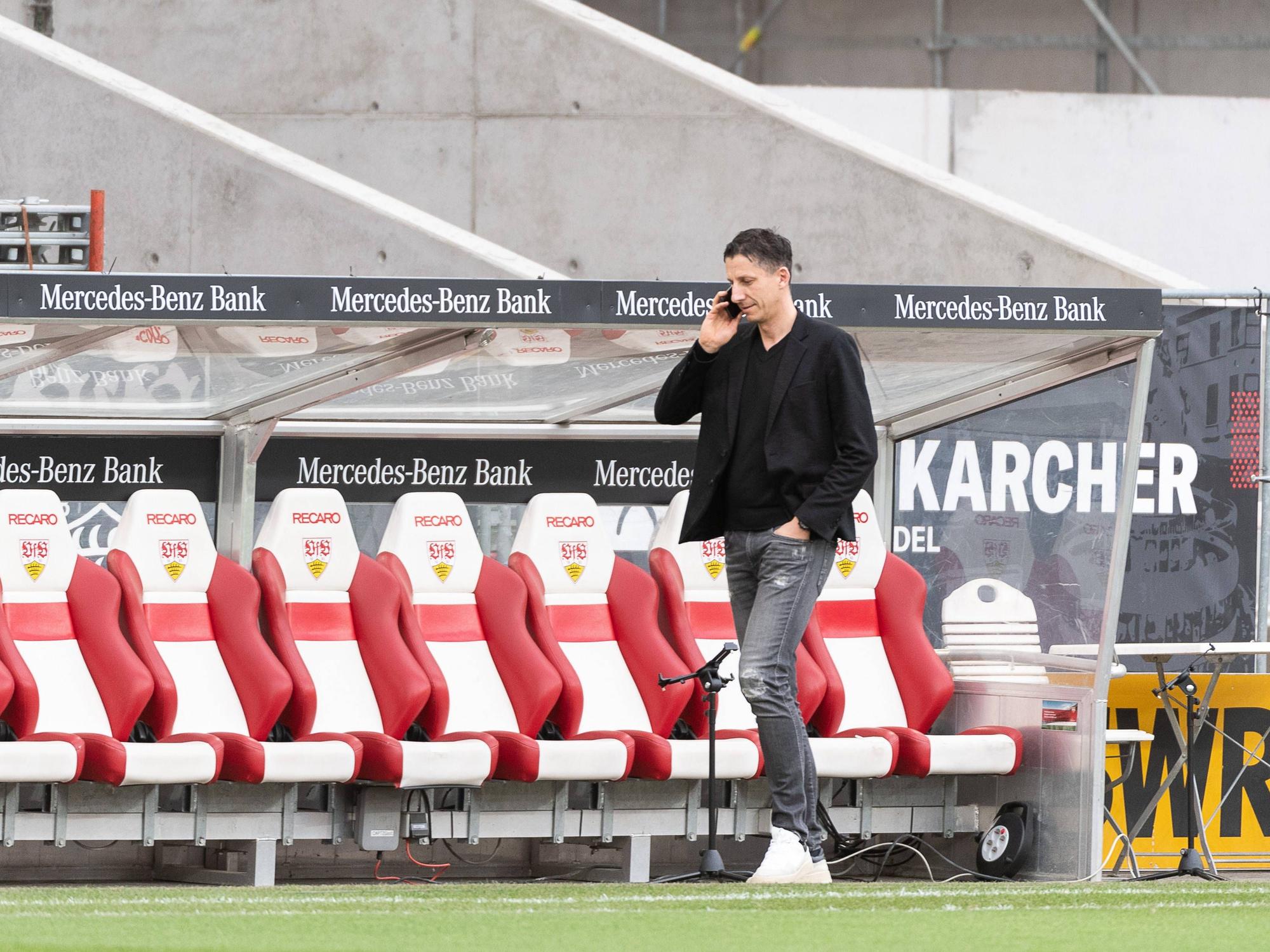 Christian Keller telefoniert vor dem Spiel gegen den VfB Stuttgart.
