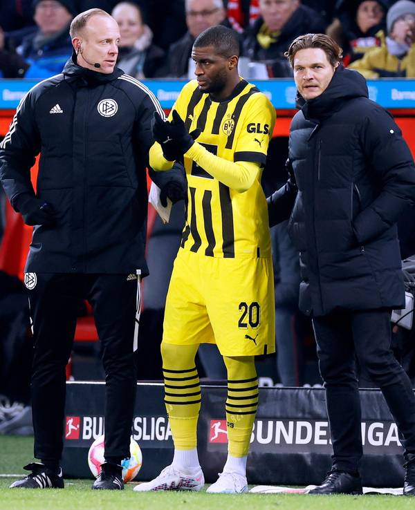 Borussia Dortmunds Anthony Modeste wird von Trainer Edin Terzic eingewechselt.
