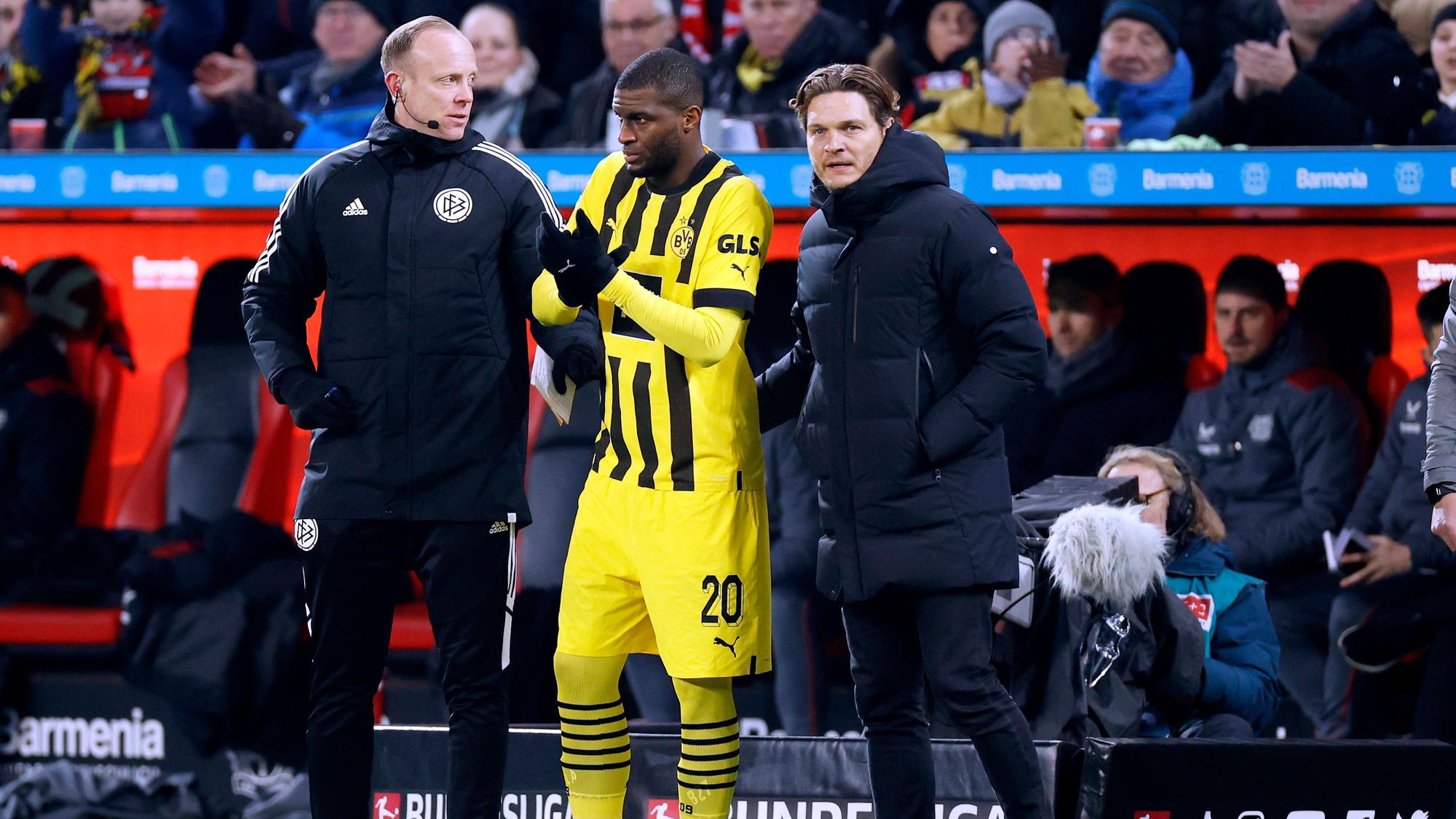 Borussia Dortmunds Anthony Modeste wird von Trainer Edin Terzic eingewechselt.