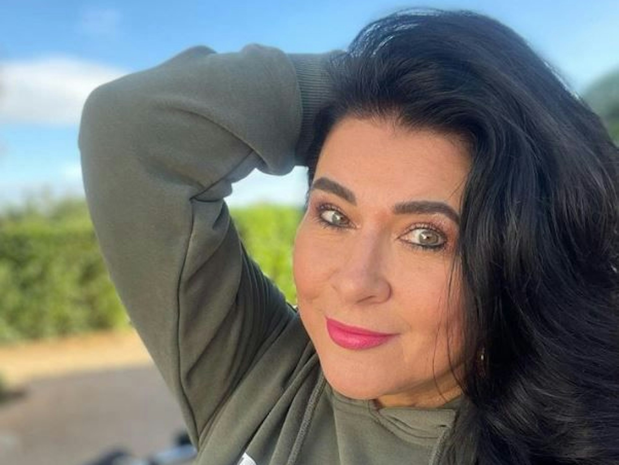 Iris Klein lächelt auf einem Selfie.