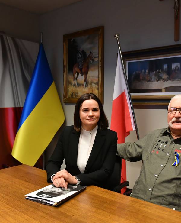 Swetlana Tichanowskaja (l), Oppositionsführerin aus Belarus, und Lech Walesa (r), ehemaliger Präsident von Polen, bei einem Treffen im Europäischen Solidaritätszentrum.