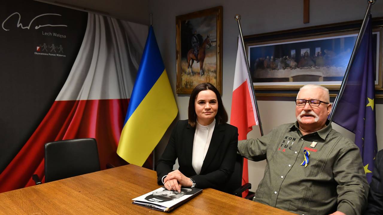 Swetlana Tichanowskaja (l), Oppositionsführerin aus Belarus, und Lech Walesa (r), ehemaliger Präsident von Polen, bei einem Treffen im Europäischen Solidaritätszentrum.