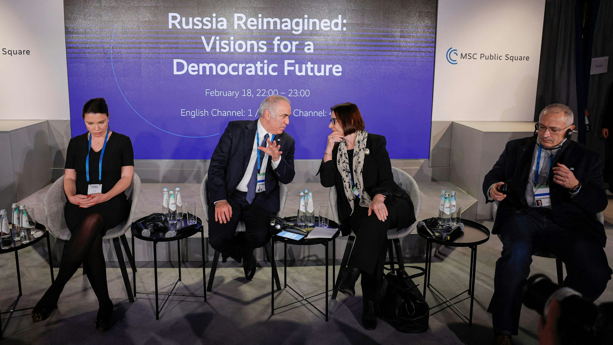 Ein wichtiger Teil der russischen Opposition wurde zur 59. Münchener Sicherheitskonferenz eingeladen. V.l.n.r.: Schanna Nemzowa, Tochter des bekannten ermordeten Kremlgegners Boris Nemzow, Regierungskritiker Garry Kasparow, Irina Schtscherbakowa, Gründungsmitglied der Menschenrechtsorganisation Memorial und Kremlgegner Michail Chodorkowski.