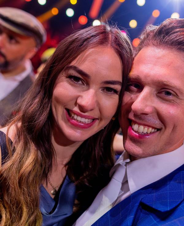 Renata Lusin und ihr Mann Valentin Lusin, beide Profitänzer, liegen sich im Anschluss an die RTL-Tanzshow „Let's Dance“ im Coloneum in den Armen.