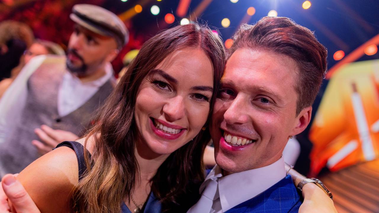 Renata Lusin und ihr Mann Valentin Lusin, beide Profitänzer, liegen sich im Anschluss an die RTL-Tanzshow „Let's Dance“ im Coloneum in den Armen.