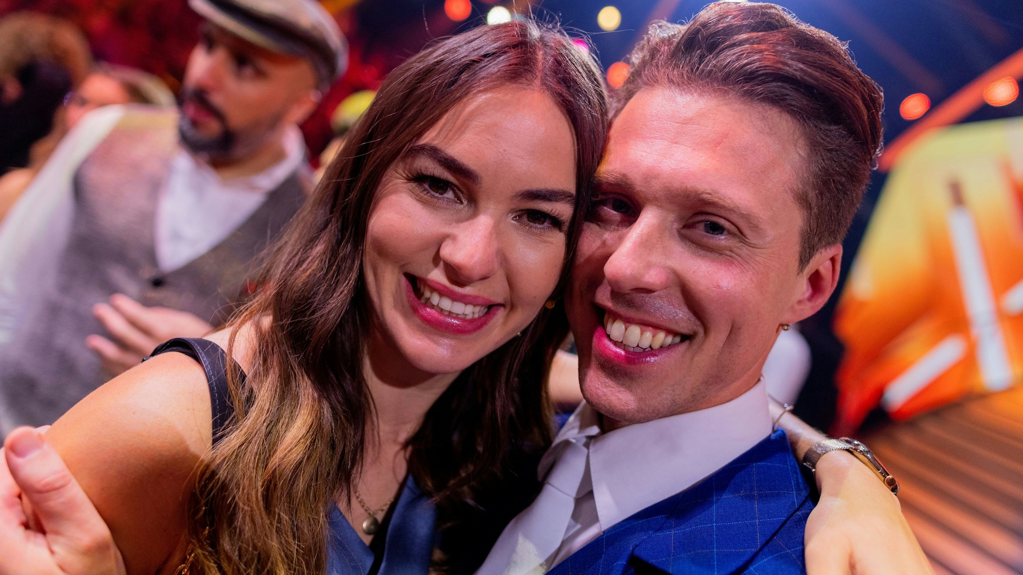 Renata Lusin und ihr Mann Valentin Lusin, beide Profitänzer, liegen sich im Anschluss an die RTL-Tanzshow "Let's Dance" im Coloneum in den Armen.