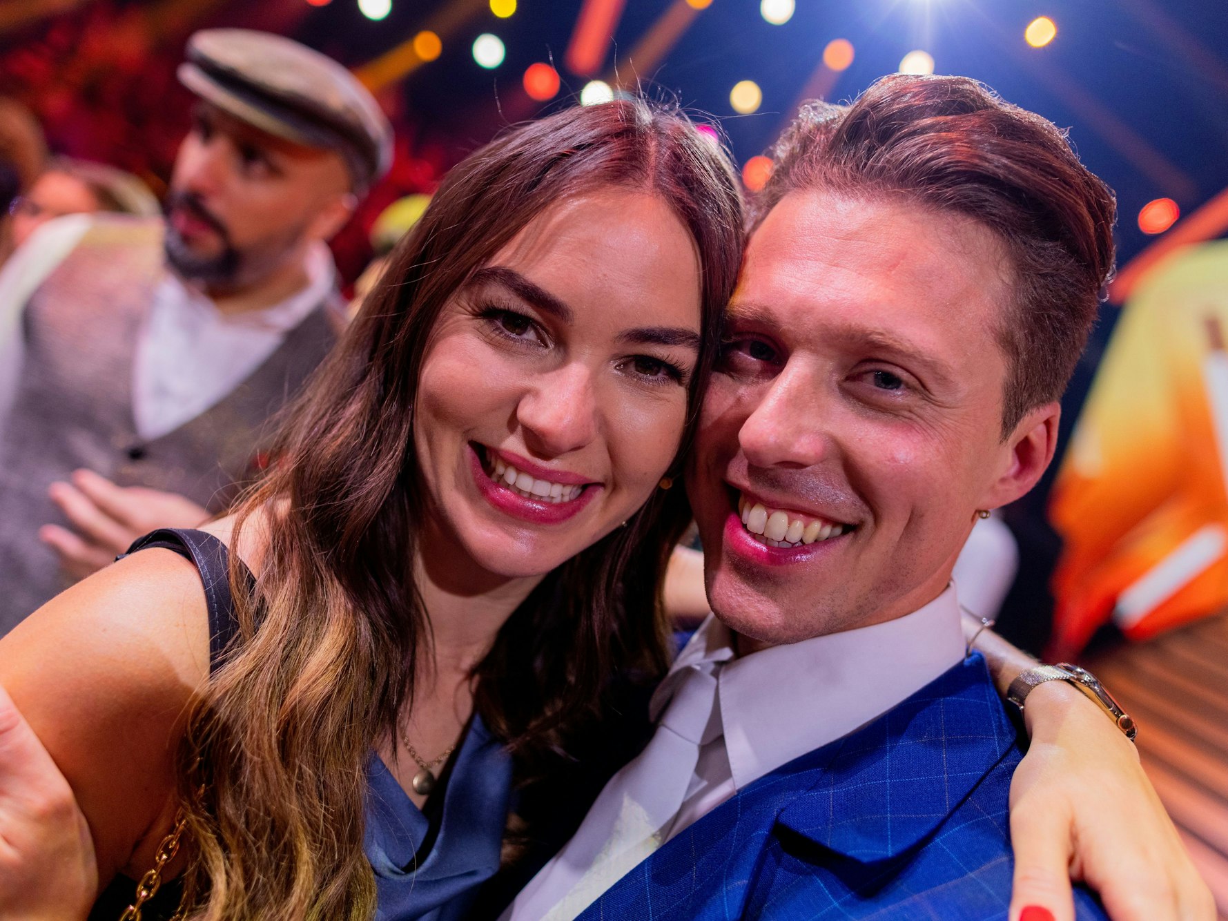 Renata Lusin und ihr Mann Valentin Lusin, beide Profitänzer, liegen sich im Anschluss an die RTL-Tanzshow "Let's Dance" im Coloneum in den Armen.