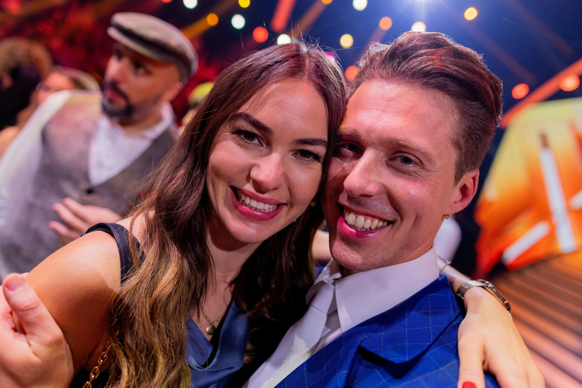Renata Lusin und ihr Mann Valentin Lusin, beide Profitänzer, liegen sich im Anschluss an die RTL-Tanzshow „Let's Dance“ im Coloneum in den Armen.