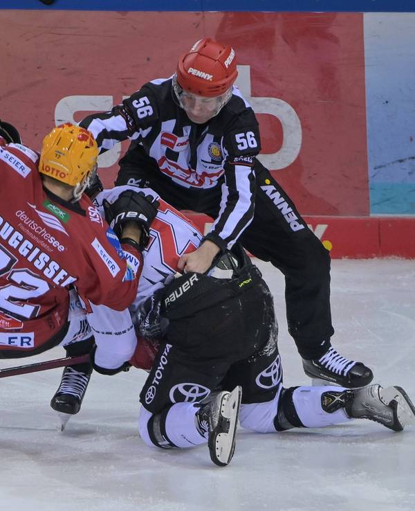 Phillip Bruggisser und Mark Olver geraten aneinander.