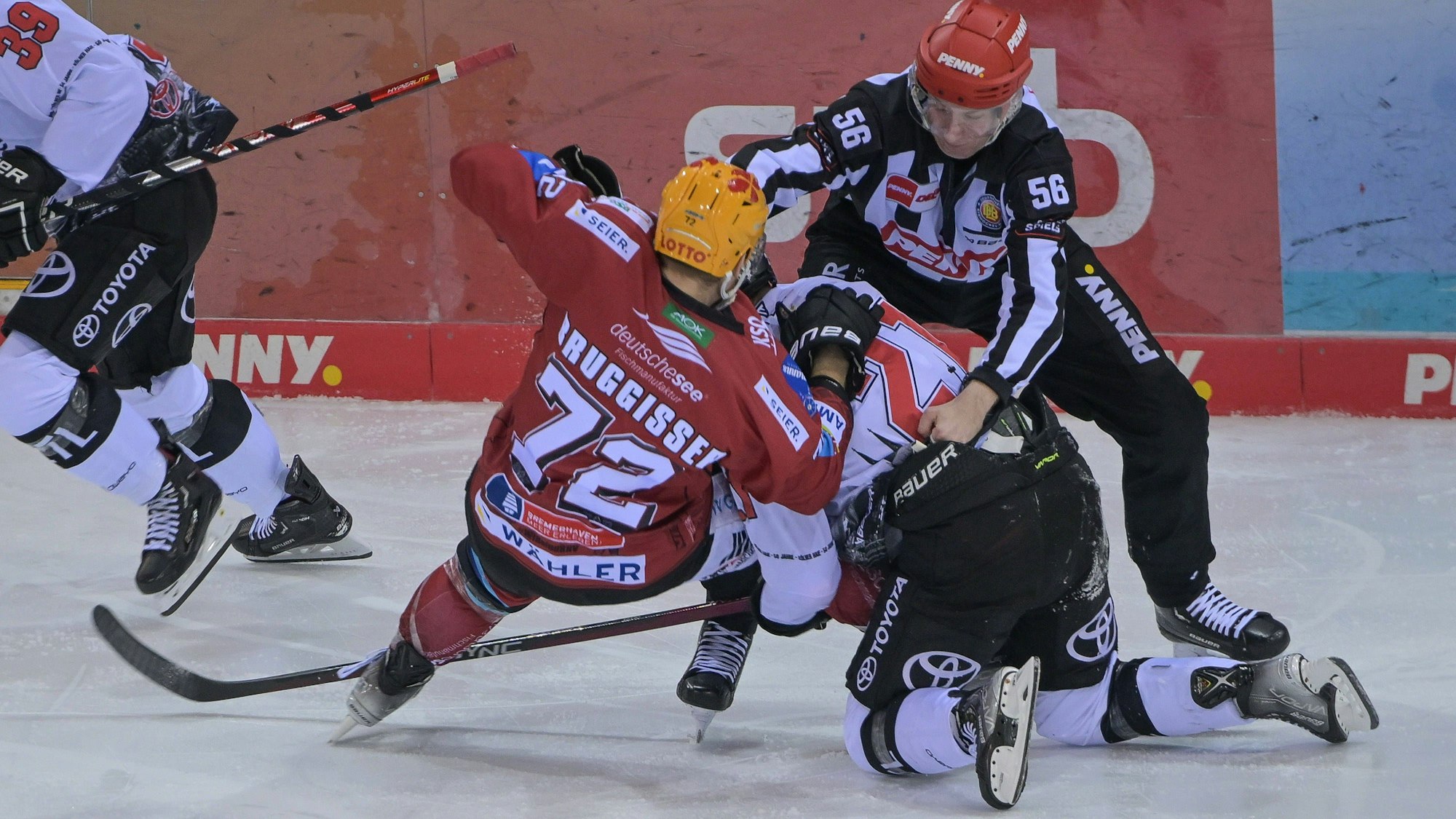 Phillip Bruggisser und Mark Olver geraten aneinander.