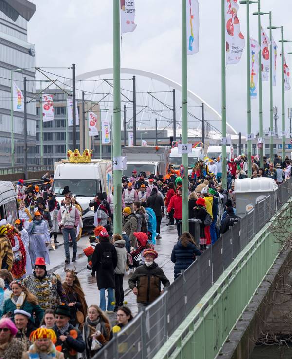 Die Schull- un Veedelszöch ziehen über die Deutzer Brücke.