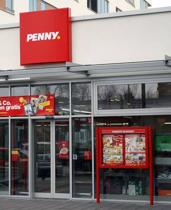 Eine Kundin verlässt in Köln eine Filiale des Lebensmittel-Discounters Penny.