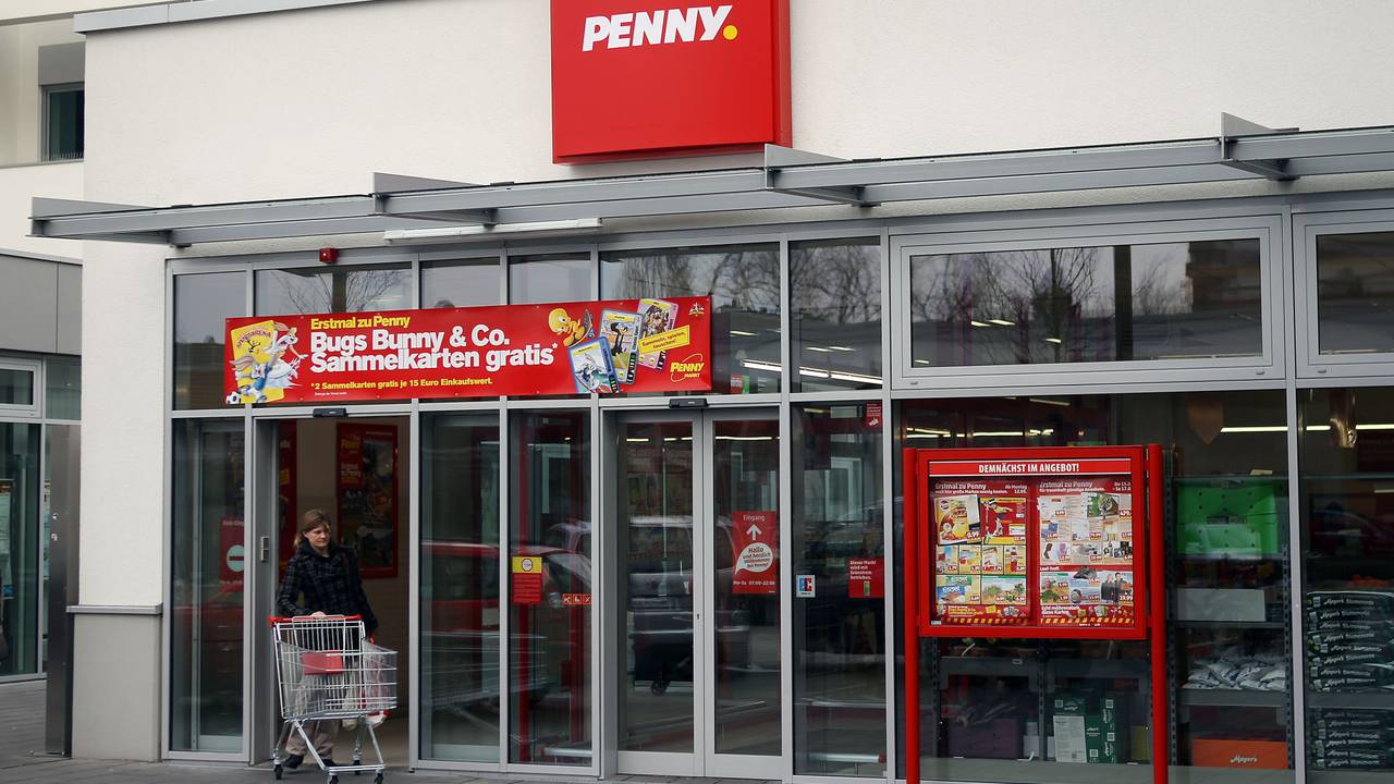 Eine Kundin verlässt in Köln eine Filiale des Lebensmittel-Discounters Penny.