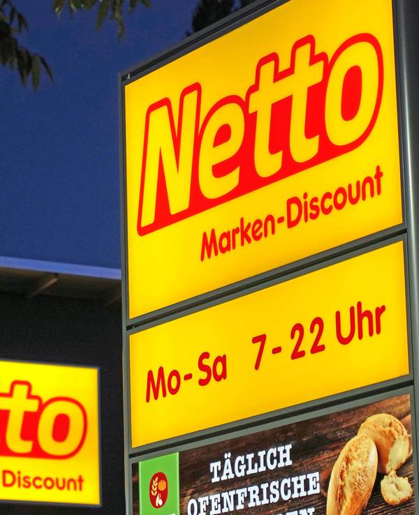 Leuchtreklame einer Filiale der Discounter-Kette Netto im Bremer Gete-Viertel.