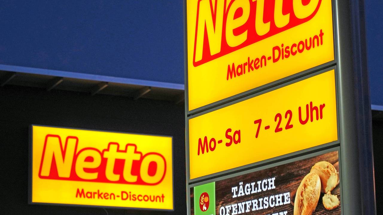 Leuchtreklame einer Filiale der Discounter-Kette Netto im Bremer Gete-Viertel.