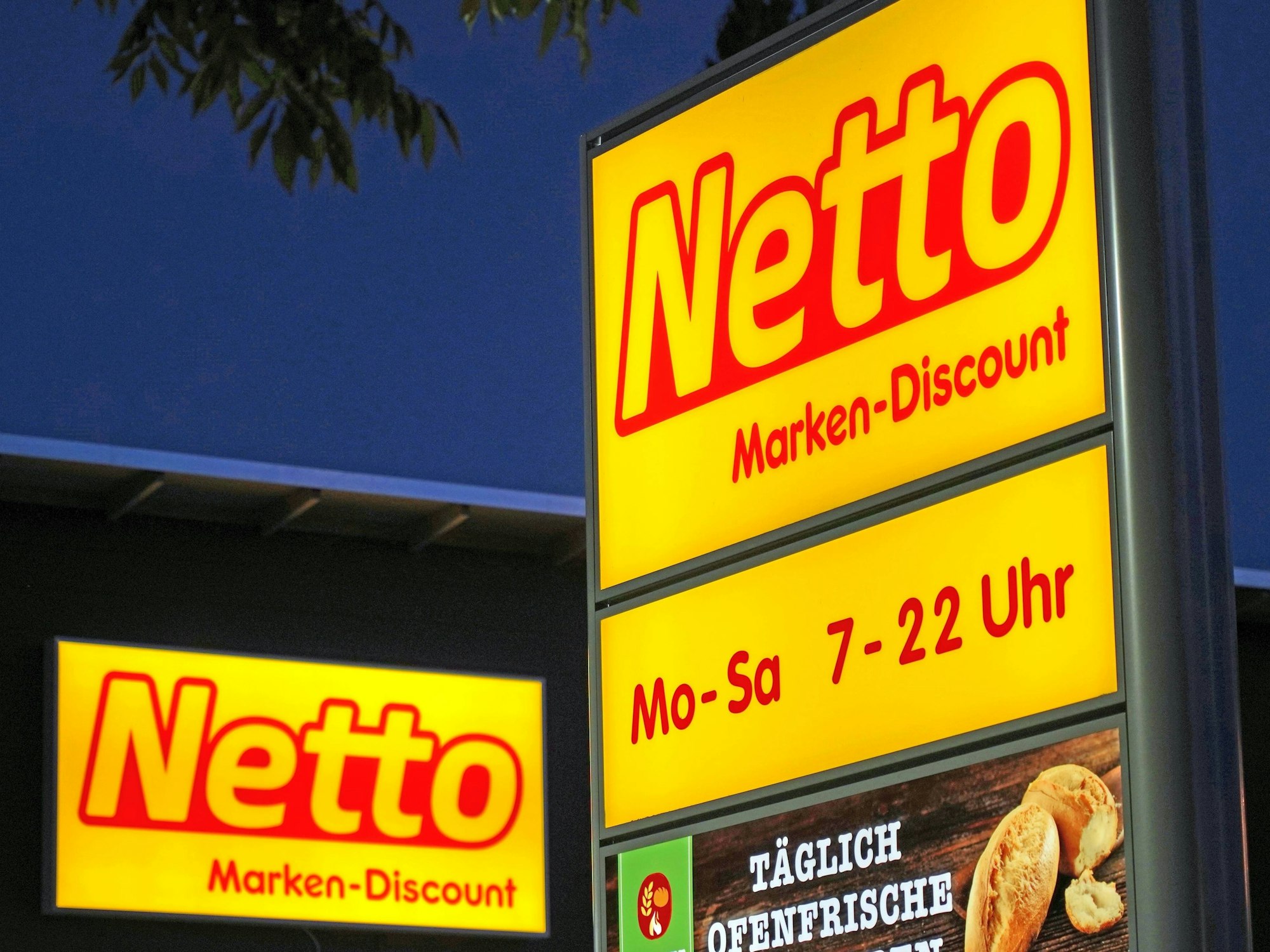 Leuchtreklame einer Filiale der Discounter-Kette Netto im Bremer Gete-Viertel.