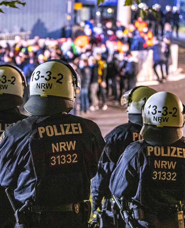 Polizisten stehen rund um die Veltins-Arena auf Schalke.