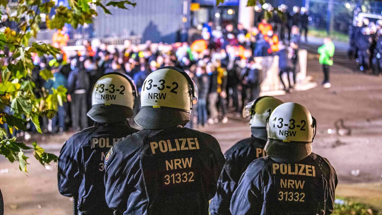 Polizisten stehen rund um die Veltins-Arena auf Schalke.