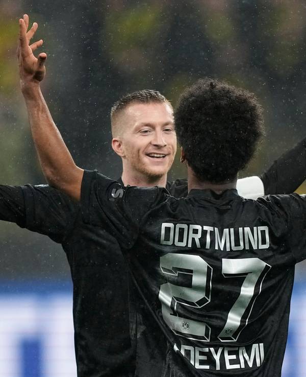 Karim Adeyemi jubelt mit Marco Reus über sein Tor gegen Hertha BSC.