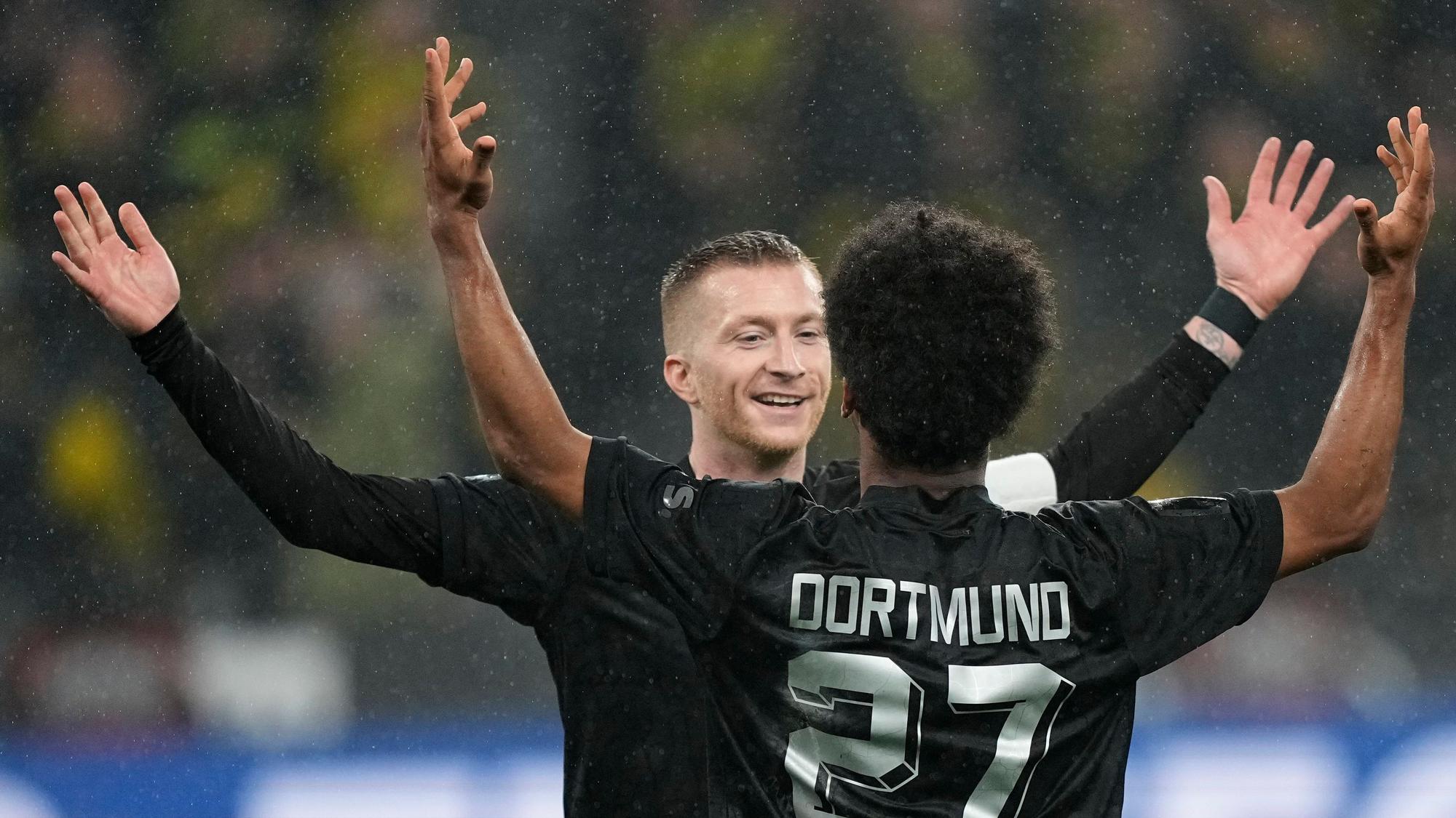 Karim Adeyemi jubelt mit Marco Reus über sein Tor gegen Hertha BSC.