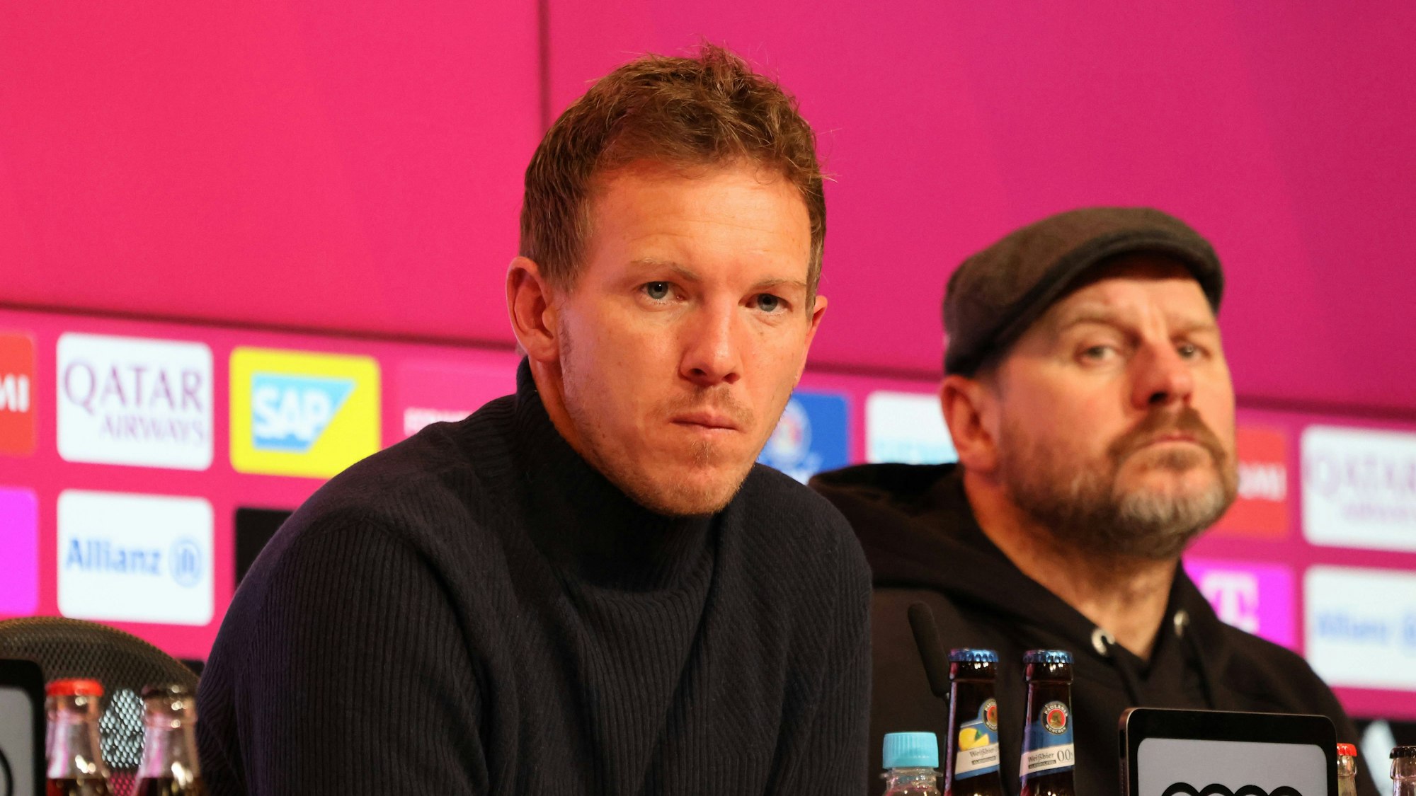 Julian Nagelsmann sitzt auf einer Pressekonferenz neben Steffen Baumgart.