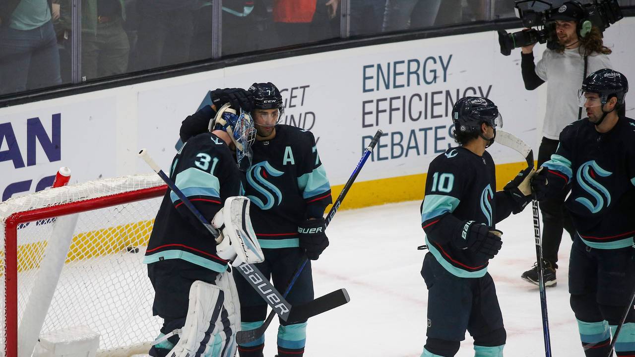 Philipp Grubauer und Jordan Eberle beglückwünschen sich nach dem Sieg von Seattle Kraken gegen die Detroit Red Wings.
