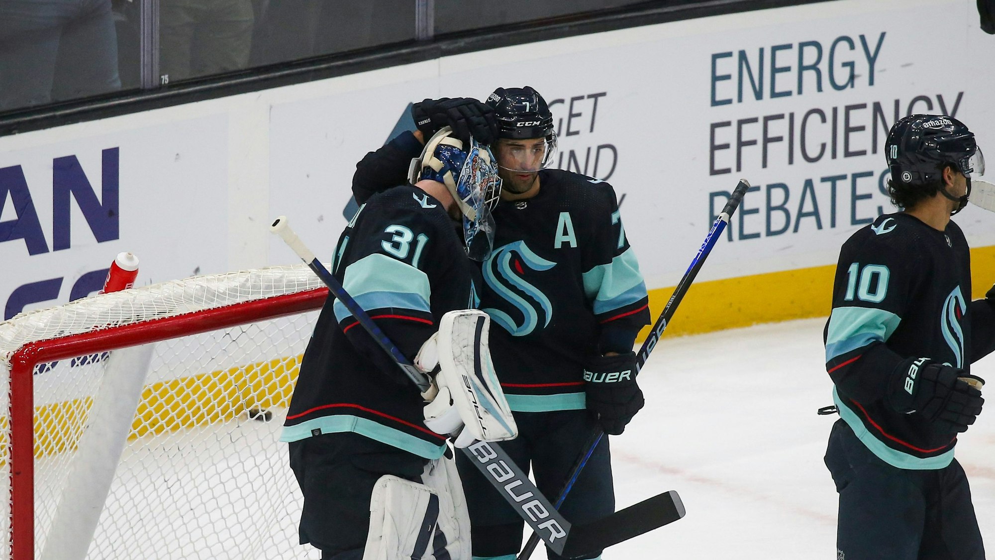 Philipp Grubauer und Jordan Eberle beglückwünschen sich nach dem Sieg von Seattle Kraken gegen die Detroit Red Wings.