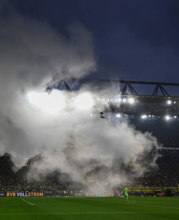 Fans von Hertha BSC zünden beim Bundesliga-Auswärtsspiel bei Borussia Dortmund Pyrotechnik im Block.